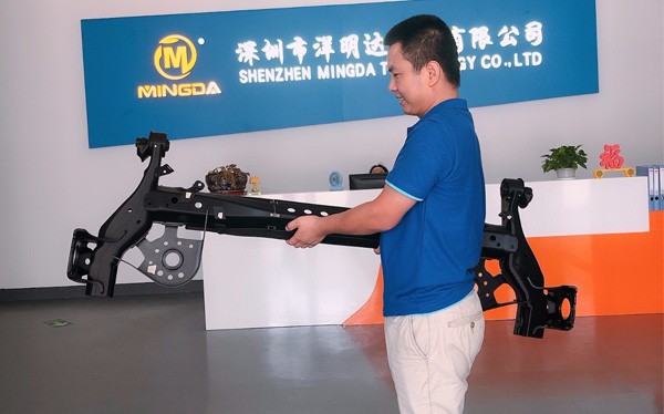 重磅新聞:洋明達3D打印機MD-666 1:1打印汽車保險杠,無縫組裝,模擬真實場景