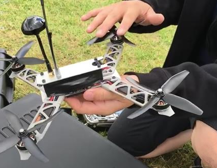 3D打印無人機來啦如今，3D打印技術正“無孔不入”地滲透到人們的生活中，3D打印機幾乎可應用于市場各細分行業(yè)。在無人機制造領域中，相對傳統(tǒng)制造，3D打印無人機有著不可比擬的優(yōu)勢，3D打印機正以自身獨特(圖1)